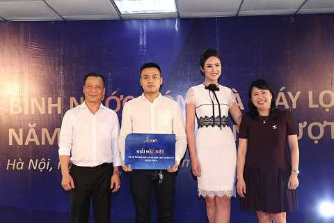 Khách hàng nhận giải đặc biệt của chương trình Bốc thăm may mắn, 1 quầy kệ và 3 máy lọc nước R.O Lusso Pro+ chụp ảnh cùng Ban lãnh đạo Tập đoàn và HH Ngọc Hân Khách hàng nhận giải đặc biệt của chương trình Bốc thăm may mắn, 1 quầy kệ và 3 máy lọc nước R.O Lusso Pro+ chụp ảnh cùng Ban lãnh đạo Tập đoàn và HH Ngọc Hân