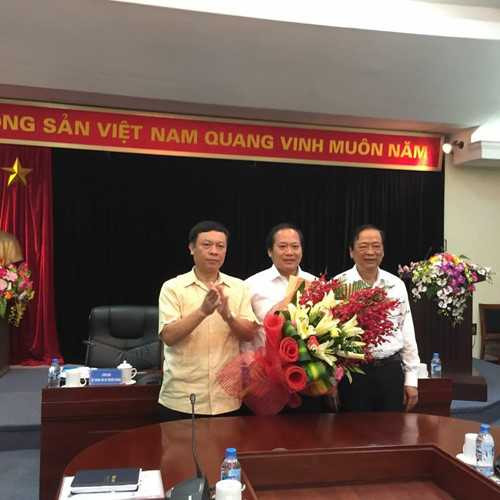 Lãnh đạo Ban Tuyên giáo T.Ư, Hội Nhà Báo tặng hoa chúc mừng tân Bộ trưởng Thông tin – Truyền thông Trương Minh Tuấn - Ảnh: Doãn Thuận 