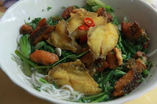 Chỉ sau vài công đoạn ngắn gọn, các chủ cửa hàng đã hô biến những con cá ươn, bốc mùi ngoài chợ đầu mối thàng những miếng cá thơm ngon trong các bát bún cá nóng hổi khiến những thượng đế tấm tắc khen ngon mà không hề biết đằng sau đó là một quá trình làm siêu bẩn. Ảnh minh họa.