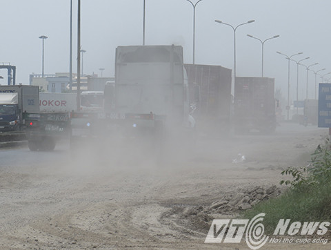 Những đoàn xe lưu thông trên đường cuốn theo đất cát bụi mù mịt