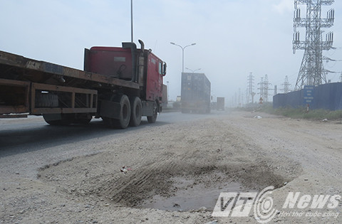 Những hố voi uy hiếp người dân trên mặt đường không được xử lý, san lấp