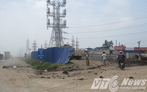 Công trường thi công ngay bên đường không có biện pháp quét dọn, che chắn nên đất cát cứ thế tràn ra lòng đường