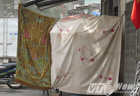 Nhà dân muốn bán hàng phải quây bạt chống bụi