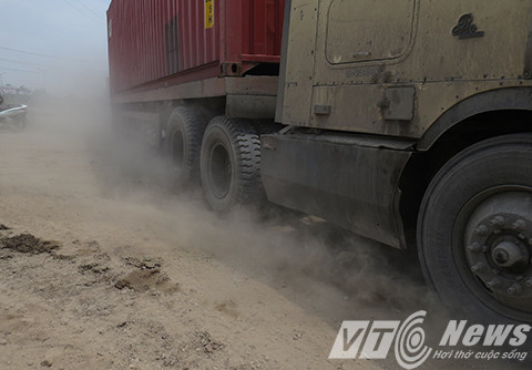 Những luồng đất cát bụi mù mịt cuốn theo từng đoàn xe bao phủ tuyến tuyến đường