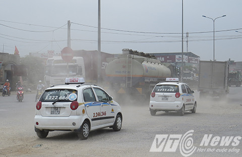 Tại khu vực giao cắt giữa km104 Quốc lộ 5 và tỉnh lộ 356 tình trạng đất cát bụi bẩn phủ kín đường phố, nhà dân nhưng hàng ngày không có đơn vị chức năng nào xử lý 