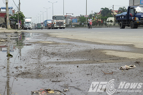 Nhiều cơ sở kinh doanh, dịch vụ sửa chữa, rửa xe đất cát, nước thải chảy lênh láng, vương vãi tràn ra mặt đường