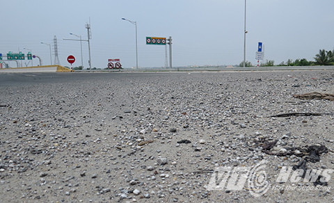Khu vực vòng xuyến vào đường ô tô cao tốc Hải Phòng - Hà Nội cát sỏi vương vãi, gây mất ATGT đối với người điều khiển xe môtô, kể cả <a href='https://vtcnews.vn/oto-xe-may.31.0.html' >xe ô tô</a>