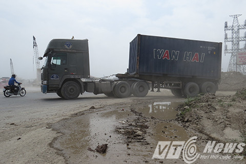 Tại các lối vào các dự án, các doanh nghiệp hoạt động hai bên đường, đất, cát, đá vương vãi, cuốn theo bánh xe đổ ra mặt đường