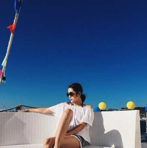 Cô diện áo trắng trễ vai kèm quần sọoc siêu ngắn khoe vóc dáng gái một con khó cưỡng.