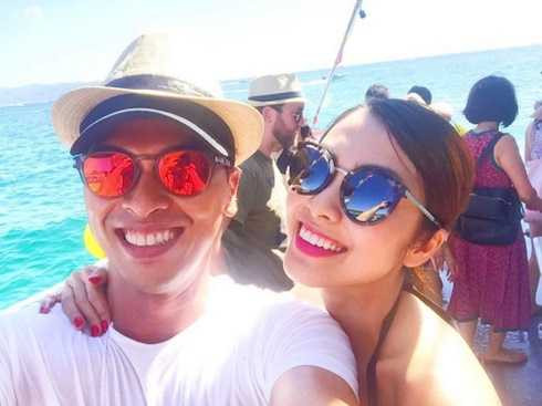 Đi cùng gia đình Hà Tăng còn có stylist Quang Tuyến, người bạn thân của cô.