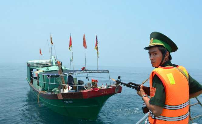 Chiếc tàu Trung Quốc vi phạm lãnh hải Việt Nam bị phát hiện và cảnh cáo - Ảnh: Mạnh Hùng