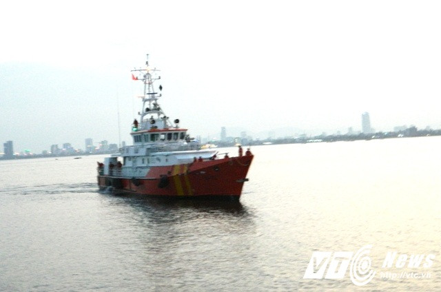 Chiều muộn ngày 5/5 tàu cứu hộ SAR 412 đã đưa 34 thuyền viên trên tàu QNa 95959 TS bị tàu lạ đâm chìm đêm 3/5 vào bờ an toàn.