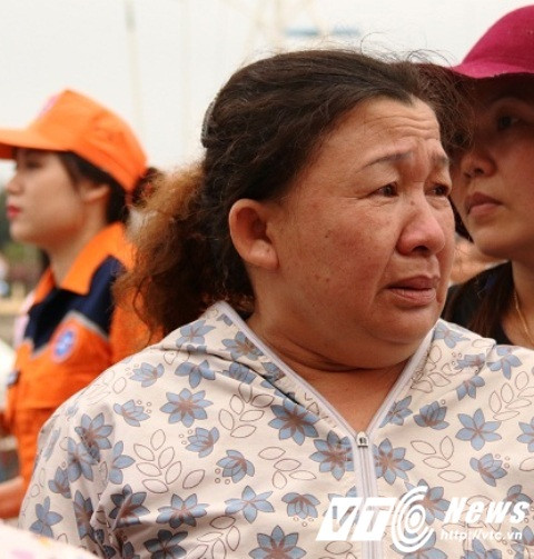 Người nhà của ngư dân trên tàu cá gặp nạn mệt mỏi, lo lắng chờ đợi tàu cứu hộ đưa người nhà họ trở về đất liền.