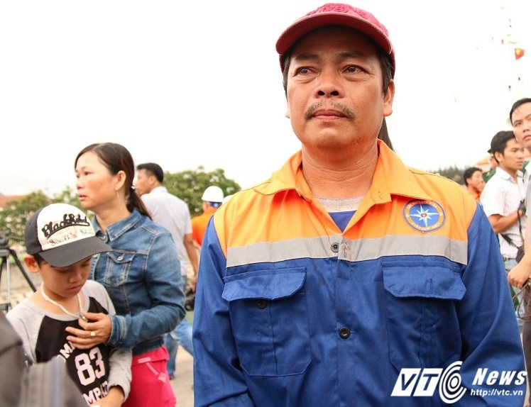 Một thuyền viên trên tàu QNa 95959 TS vẫn chưa hết hoảng sợ sau chuyến đi biển bão táp.