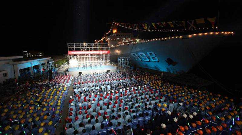 Tàu đổ bộ Côn Luân Sơn neo đậu trái phép ở đá Chữ Thập, thuộc quần đảo Trường Sa của Việt Nam - Ảnh: SCMP