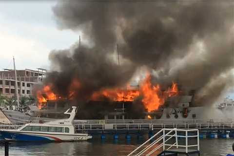 Đám cháy được cho là xuất phát từ tầng 3 của con tàu, sau đó nhanh chóng bùng cháy dữ dội và lan xuống các tầng dưới, khiến con tàu cháy rụi và chìm xuống biển Đám cháy được cho là xuất phát từ tầng 3 của con tàu, sau đó nhanh chóng bùng cháy dữ dội và lan xuống các tầng dưới, khiến con tàu cháy rụi và chìm xuống biển