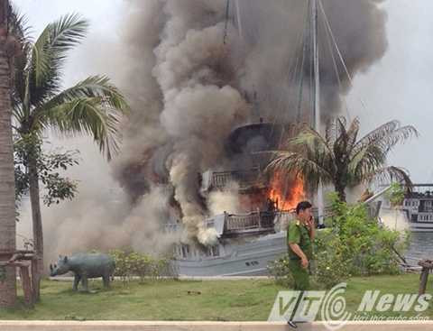 Đám cháy xuất phát từ tầng 3 của con tàu rồi nhanh chóng bùng cháy dữ dội, lan xuống các tầng dưới - Ảnh CTV