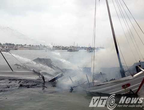Do đám cháy quá lớn, sau thời gian ngắn, con tàu đã bị chìm - Ảnh CTV