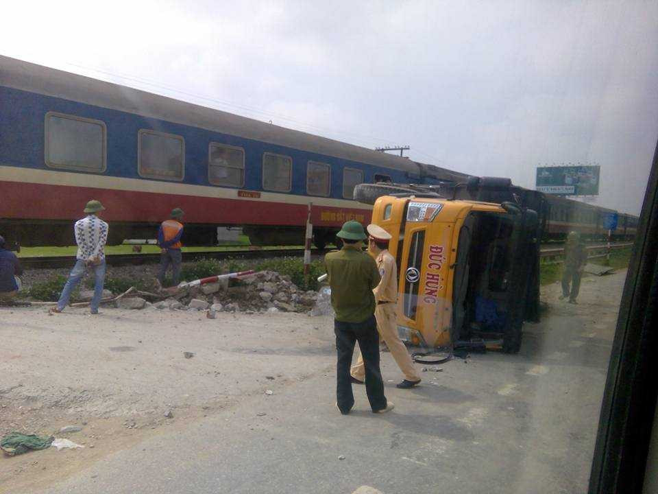 Tàu hỏa húc bay xe tải, 2 người thoát chết kỳ diệu
