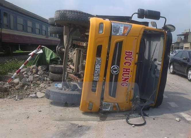 Tàu hỏa húc bay xe tải, 2 người thoát chết kỳ diệu