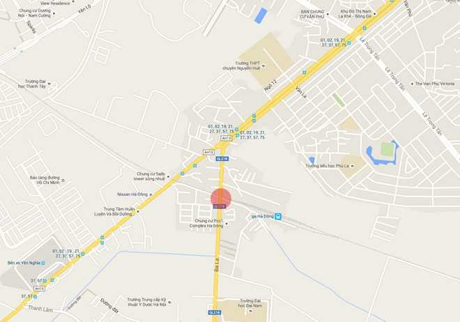 Vị trí đoàn tàu hỏa phải dừng nhường đường cho phương tiện đường bộ vượt barie băng đường ray cách ga Hà Đông vài trăm mét. Ảnh: GM.