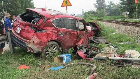 Xe ô tô biến dạng sau cú đâm