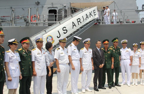 Các đại biểu tham dự lễ đón chụp ảnh chung.