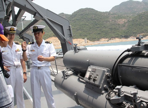 Sỹ quan trên trên tàu DD 109 giới thiệu một số trang, thiết bị vũ khí của tàu. 