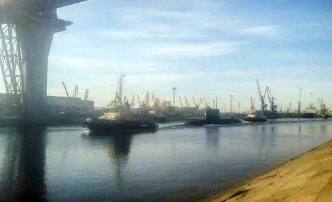 Tàu ngầm Krasnodar được 2 tàu kéo lai dắt về Nhà máy Admiralty. 
