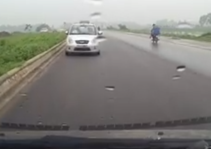 Chiếc taxi ngang nhiên chạy ngược chiều bị camera hành trình ghi lại - Ảnh chụp từ clip