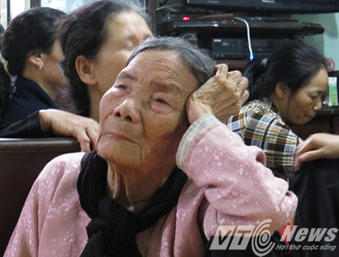 Cụ Nguyễn Thị Quyên (85 tuổi, cụ nội cháu Hoàng) đau đớn nhìn di ảnh cháu Hoàng - Ảnh MK