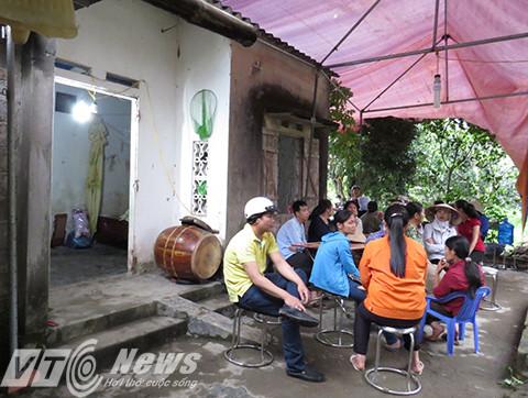 Gia đình đau đớn tiễn đưa chị Huệ và cháu Hoàng.