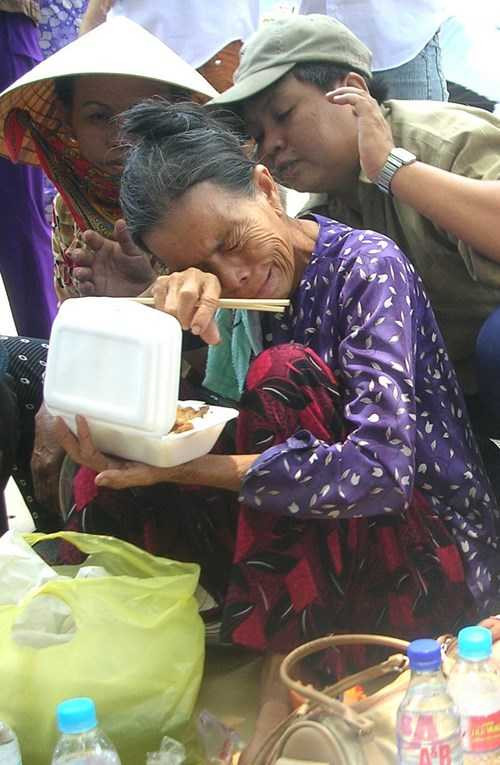 Mẹ già đau lòng ngóng chờ thi thể con 10 năm trước. Ảnh Trần Tuấn.