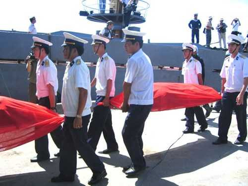 Thi thể các ngư dân xấu số được đưa về đất liền đúng 10 năm về trước. Ảnh Trần Tuấn.