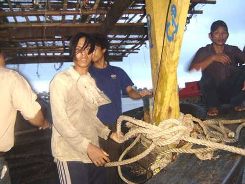 Các thuyền viên tàu ĐNa 90345 trở về sau trận bão Chan chu vào ngày 24/5/2006. Ảnh Trần Tuấn.