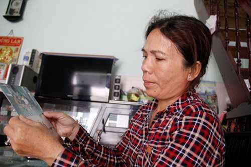 “Ổng lúc nào cũng đằm tính, hiền khô như nụ cười trong ảnh vậy”, chị Nguyễn Thị Phượng (phường Thanh Khê Đông, quận Thanh Khê) nói về người chồng xấu số của mình đã tử nạn 10 năm trước. Ảnh: Thanh Trần.