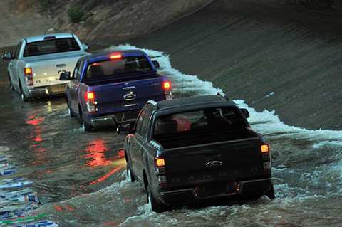 Gặp ngập úng, triều cường dân chơi xe bán tải, SUV được thời chém gió.