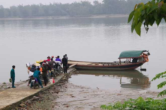Thôn Hồng Lam thuộc xã Xuân Giang (Nghi Xuân, Hà Tĩnh) thường được gọi là ốc đảo vì tách biệt với bên ngoài bởi dòng sông Lam. Bao bọc xung quanh là sông nước mênh mông, phương tiện duy nhất để đi vào đây là những con đò đơn sơ. Hiện thôn có khoảng 200 hộ dân, nhưng chủ yếu là trung niên và người già.