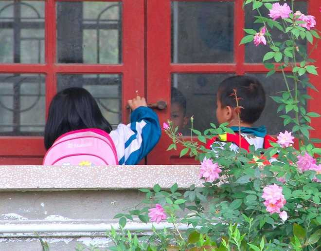 Khoảng 10h30, khi tan trường, học sinh cùng cô giáo mang cặp sách ra về. Vì trường thưa bóng người, không gian vui chơi hầu như hạn hẹp. Những ánh mắt thèm muốn được vui chơi với nhiều bạn bè cùng trang lứa bị ngăn cách bởi hoàn cảnh nghèo khó, sông nước cách trở.