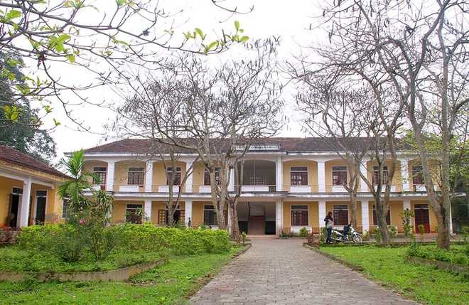 Phân hiệu hai của trường Tiểu học Xuân Giang được xây dựng cách đây hơn 10 năm với 8 phòng học, một dãy nhà chức năng. Trước kia, mỗi năm còn có khoảng 15 học sinh theo học, qua thời gian thì thưa thớt dần, hiện tại chỉ còn 9 em theo học 3 khối lớp 1, 2 và 4. Nhà trường vẫn bố trí 4 giáo viên (trong đó có một Hiệu phó), hàng ngày vượt sông đến trường. Thỉnh thoảng các em nghỉ học, hoặc sang điểm trường chính để học thêm, nên cả ngôi trường chỉ có 3 học sinh và một cô giáo.