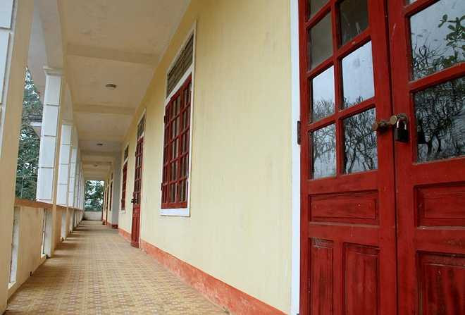 Các phòng học ở phân hiệu hai trường Tiểu học Xuân Giang nhiều năm qua luôn được đóng kín.