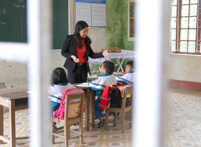 Hàng ngày đều đặn từ thứ hai đến thứ sáu, các nữ giáo viên phải di chuyển nhiều km, sau đó vượt sông để vào ốc đảo dạy học. Cô Trần Thị Kim Hoa (giáo viên lớp 4) tâm sự tuy vất vả, nhưng muốn đem kiến thức truyền đạt cho học trò, để sau này các em lớn lên thoát khỏi cảnh nghèo đói.