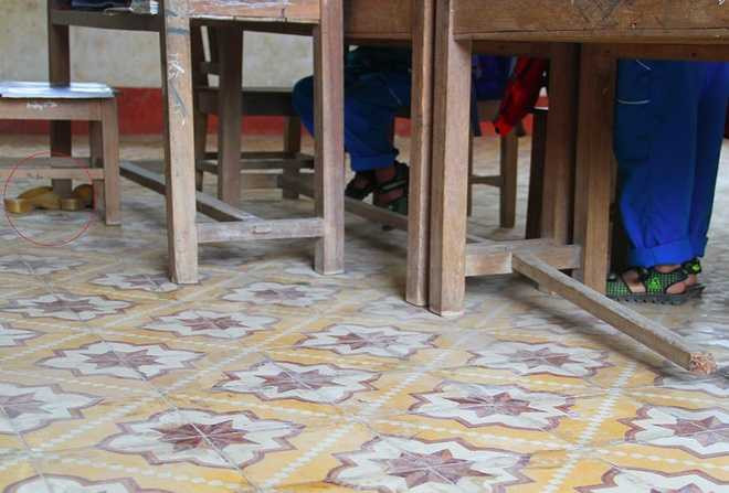 Khi vượt sông để vào điểm trường, mỗi cô giáo thường chuẩn bị một đôi ủng và một đôi dép. Ủng thường được dùng để đi trên thuyền, khi tới trường thì tháo ra đi dép, bên cạnh đó không thể thiếu áo phao... để đề phòng bất trắc. Từ ngày vào công tác ở đây, có hai lần đi thuyền sóng to gió lớn, tôi chới với suýt gặp nạn, cô Hoàng Thị Thủy (giáo viên lớp 2) nói.