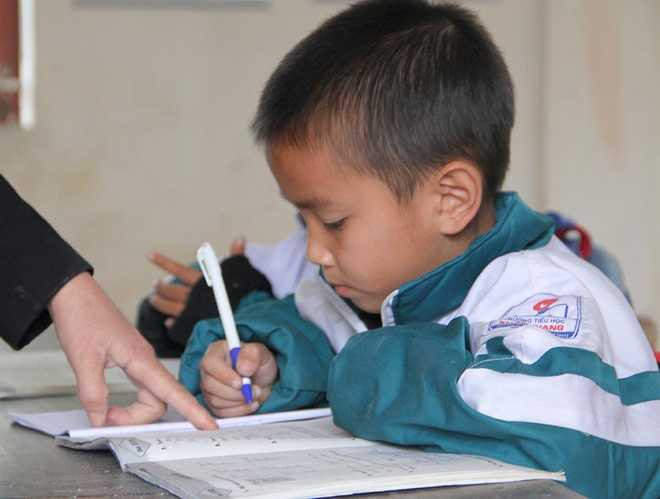 Một số phụ huynh tâm sự, đôi khi thấy trường học thưa thớt mỗi lớp chỉ vài học sinh cũng thấy buồn và thương các cô giáo, nhưng cũng vì hoàn cảnh, điều kiện nên không thể làm khác. Nhiều người nhìn xa xăm mong mỏi nếu như có một cây cầu bắc qua dòng sông Lam nối đất liền thì chắc làng sẽ bớt đìu hiu hơn, ngôi trường sẽ nhiều bóng trẻ thơ.