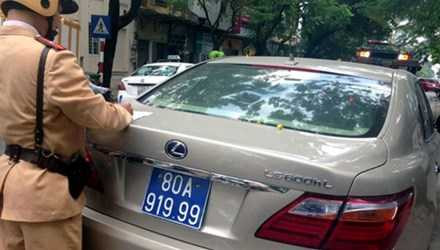 CSGT xử lý xe Lexus mang BKS màu xanh giả.