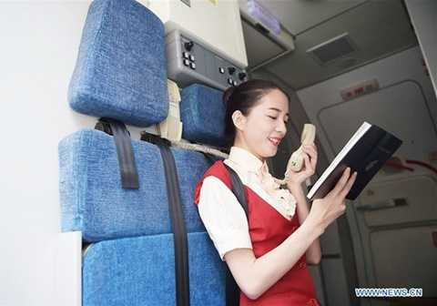 Học viên năm hai bắt đầu học cách đọc thông báo trên máy bay trong một tình huống đào tạo mô phỏng. Tất cả tiếp viên chuyên nghiệp đều phải luyện giọng mỗi ngày. Học viên năm hai bắt đầu học cách đọc thông báo trên máy bay trong một tình huống đào tạo mô phỏng. Tất cả tiếp viên chuyên nghiệp đều phải luyện giọng mỗi ngày.