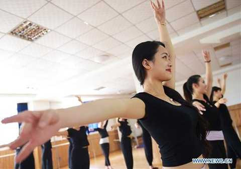 Ngoại hình gần như là yêu cầu đầu tiên đối với những người ứng tuyển vào trường. Trong quá trình học, trường cũng chú trọng yếu tố này. Vì thế, học viên phải luyện tập các động tác vũ đạo được thiết kế nhằm mục đích giữ dáng. Ngoại hình gần như là yêu cầu đầu tiên đối với những người ứng tuyển vào trường. Trong quá trình học, trường cũng chú trọng yếu tố này. Vì thế, học viên phải luyện tập các động tác vũ đạo được thiết kế nhằm mục đích giữ dáng.