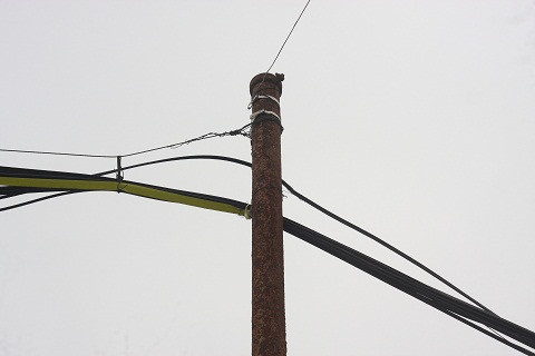 Những cây cột điện đã hoen gỉ.