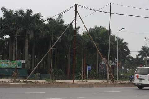 Cây cột điện hoen gỉ được chống đỡ bằng những cây tre mục nát.