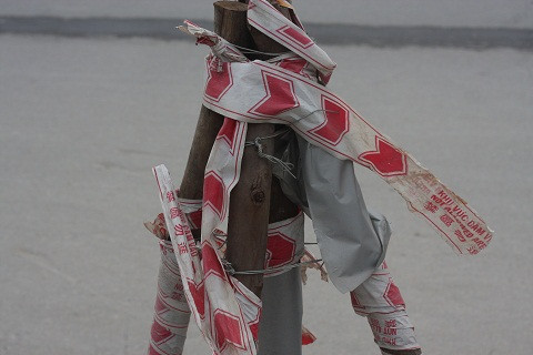 Ba que củi khô được quấn bởi những vòng ni lông chống đỡ giúp cây cột điện khẳng khiu